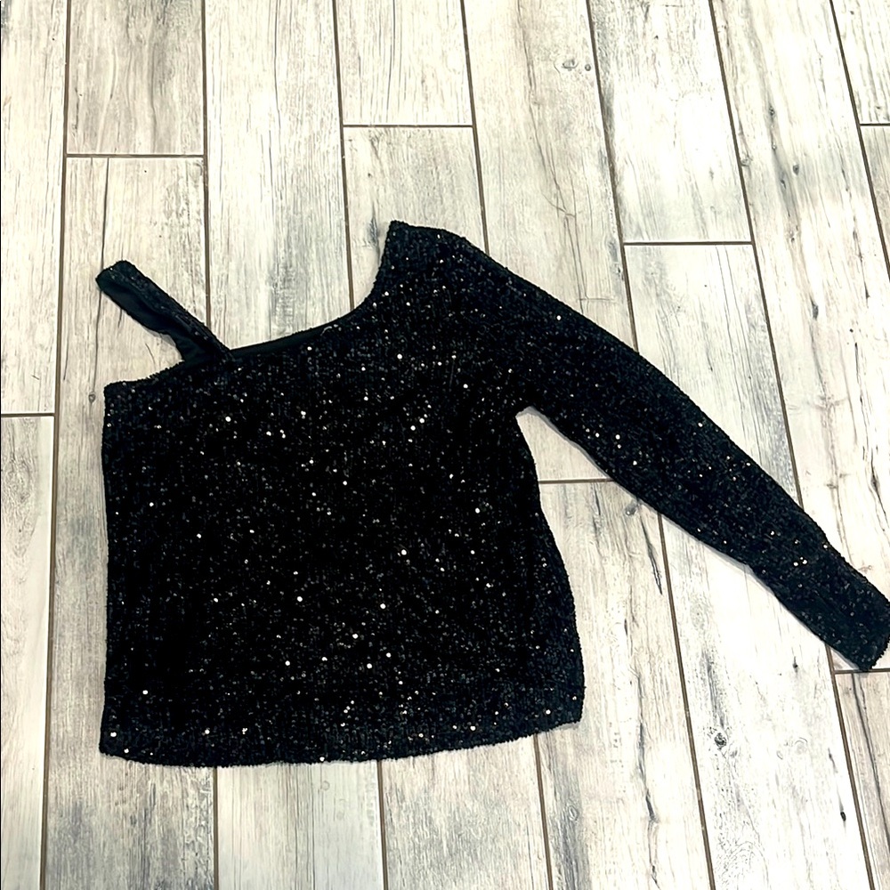 Cable & Gauge Black Sequin One-Shoulder Top